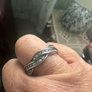 Stylish Silver Wave Ring with Crystal Accents